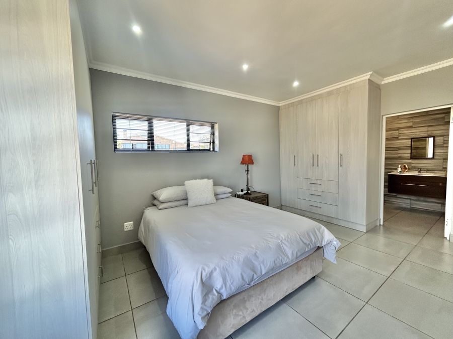 4 Bedroom Property for Sale in Wavecrest Eastern Cape